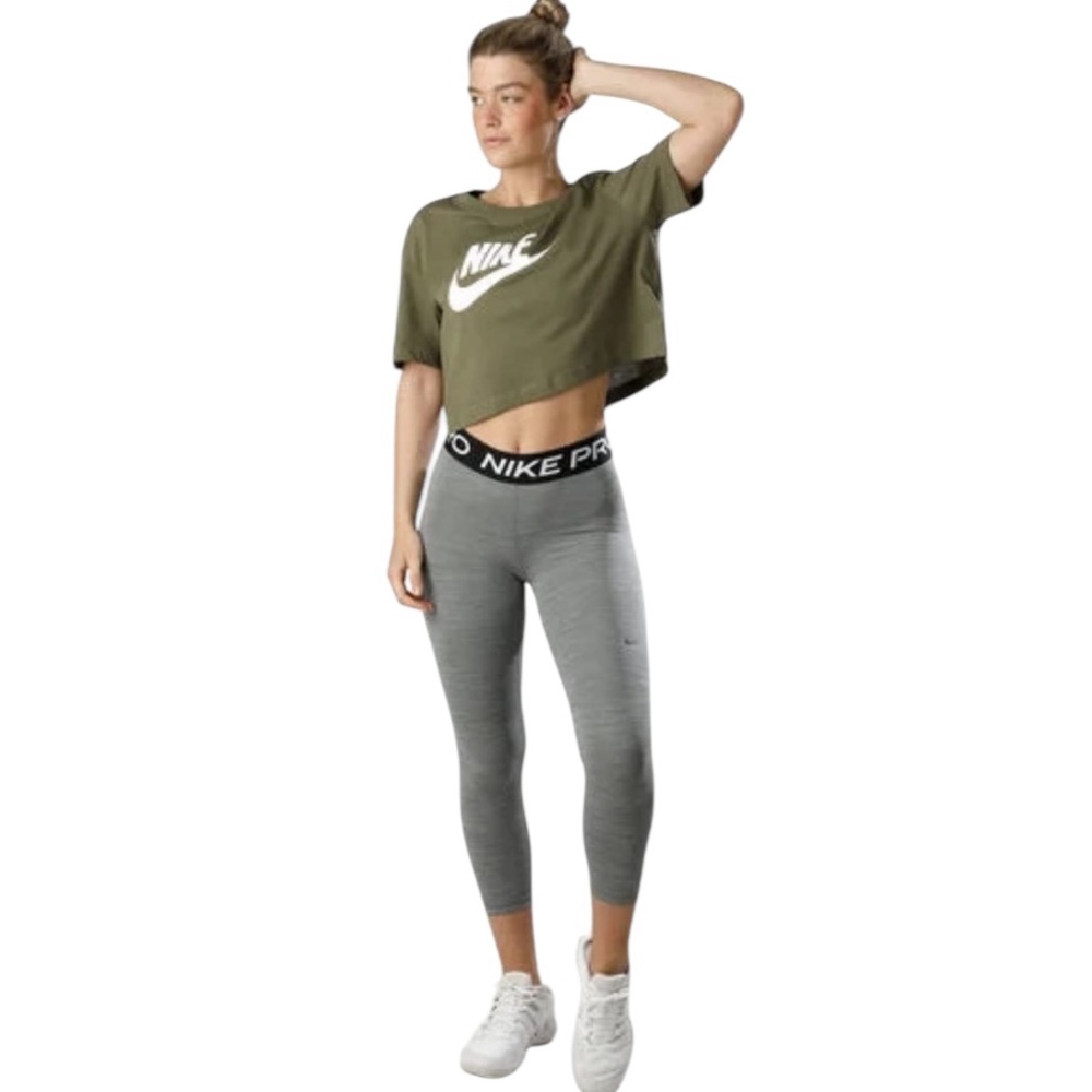 ๐๐๐๐ Sportswear Essential Crop tee